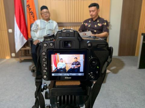 Bawaslu Kabupaten Jepara syuting podcast Bawaslu Menyapa bertema Kampanye Sehat dan Bermartabat dengan Narasumber Khomaru Zaman, dari Divisi Penanganan Pelanggaran dan Data Informasi dipandu oleh Zain Musthofa Kamal, Staf Teknis Bawaslu Kabupaten Jepara pada Kamis, (29/10).