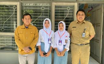 Koordinator Divisi Sumber Daya Manusia, Organisasi dan Diklat Bawaslu Kabupaten Jepara Khoirul Abidin (sebelah kiri) menerima Siswa magang/praktik kerja dari SMK N 1 Pakis Aji (8/7/2024)