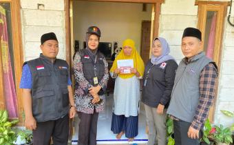 Anggota Bawaslu Jepara sebelah kanan (Ali Purnomo) bersama Panwaslu Kecamatan dan PKD melakukan uji petik Coklit
