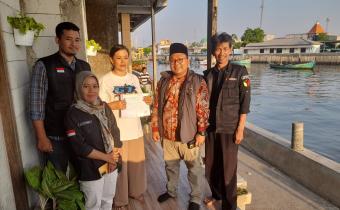 Kordiv Penanganan Pelanggaran dan Data Informasi Bawaslu Jepara Khomaru Zaman bersama Pengawas Pemilu Kecamatan Jepara dan warga nelayan yang telah di coklit.