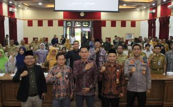 Foto bersama pimpinan Bawaslu Jepara (Khomaru Zaman, Khoirul Abidin, Ali Purnomo), Anggota KPU Jepara (Haris Budiawan), Wakapolres (Indra Jaya Syafputra), dan seluruh tamu undangan Rapat Koordinasi Tahapan Mutarlih Pilkada 2024 bertempat di Gedung Shima Sekretariat Daerah Kabupaten Jepara