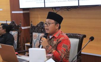 Koordinator divisi penanganan pelanggaran dan data informasi Badan Pengawas Pemilihan Umum (Bawaslu) Jepara, Khomaru Zaman menjadi pemateri dalam rapat kerja strategi penanganan pelanggaran di ruang rapat Sosrokartono Sekretariat Daerah Kabupaten Jepara