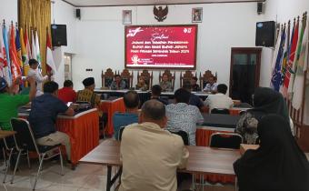 Kegiatan Sosialisasi Jadwal dan Tahapan Pencalonan Bupati dan Wakil Bupati Jepara pada Pilkada Serentak Tahun 2024 di Aula Kantor KPU Kabupaten Jepara dihadiri Ketua Bawaslu Kabupaten Jepara Sujiantoko (5/8/2024)