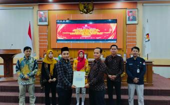 Penyerahan Salinan BA Rekapitulasi Daftar Pemilih Sementara (DPS) Ris Andi Kusuma (Ketua KPU Kabupaten Jepara) sebelah kanan kepada Ali Purnomo (Anggota Bawaslu Kabupaten Jepara) sebelah kir