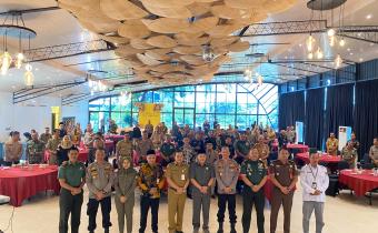 Foto bersama pada kegiatan Rapat Koordinasi Lintas Sektoral dalam Rangka Kesiapan Pengamanan Pemilihan Gubernur dan Wakil Gubernur, Bupati dan Wakil Bupati serta Walikota dan Wakil Walikota Tahun 2024 bertempat di Resto Eat & Meet Jepara, Senin (19/8/2024)