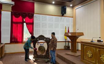 Anggota Bawaslu Jepara Koordinator Divisi Pencegahan, Partisipasi Masyarakat, dan Hubungan Masyarakat Bawaslu Jepara, Ali Purnomo (sebelah kiri) bersama Anggota Bawaslu Jepara Koordinator Divisi Hukum dan Penyelesaian Sengketa Shohibul Habib (sebelah kanan) memukul gong tanda peluncuran peta kerawanan Pemilihan 2024