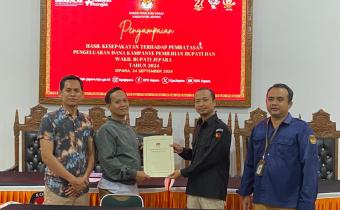 Staf Teknis Bawaslu Jepara Divisi Penanganan Pelanggaran bersama Ketua dan Anggota KPU Kabupaten Jepara