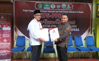 Penandatanganan Memorandum of Understanding (MoU) antara Anggota Bawaslu Jepara Shohibul Habib dengan Kepala Sekolah MA Masalikil Huda M. Zarkoni