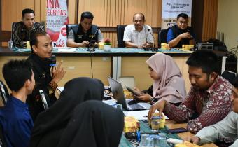 Ketua dan anggota Bawaslu Jepara bersama Ahmad Jukari selaku narasumber dalam acara Rapat Identifikasi Permasalahan Produk Hukum Bawaslu/Non Perbawaslu