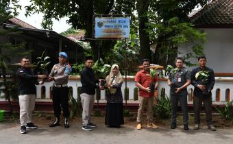 Penanaman Pohon Manggis di halaman kantor Bawaslu Jepara oleh ketua dan anggota Bawaslu Jepara serta stakeholder