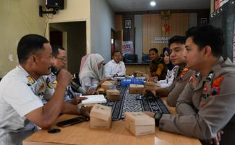 Anggota Bawaslu Jepara Kordiv Penanganan Pelanggaran dan Datin Khomaru Zaman beserta Kordiv Pencegahan, Parmas, Humas Ali Purnomo dalam acara Rapat Koordinasi Pokja Pengawasan Kampanye dan Alat Peraga Kampanye yang dihadiri oleh Dinas Perhubungan (Dishub), Satpol PP, dan Kepolisian.