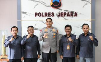 Ketua Bawaslu Jepara, Sujiantoko, S.H.I., M.M., didampingi oleh anggota Bawaslu Jepara lainnya, yaitu Ali Purnomo, M.Pd.I., Shohibul Habib, S.Th.I., dan Khoirul Abidin, S.E. bersama Kapolres Jepara AKBP Erick Budi Santoso, S. H., S. I. K., M. H.