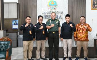 Ketua Bawaslu Jepara Sujiantoko beserta anggota Bawaslu Jepara Ali Purnomo, M.Pd.I, Shohibul Habib, S.Th. I, dan Khomaru Zaman, S.Sos. bersama Kasdim Mayor Arm Sarifudin Widianto