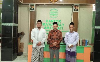Ali Purnomo, Anggota Bawaslu Jepara selaku Koordinator Divisi Pencegahan, Partisipasi Masyarakat, dan Hubungan Masyarakat bersama oleh Arinal Haq Zakiyyat, M.Pd., Mudir Ma'had Aly Amtsilati.