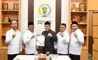 Ketua Bawaslu Jepara Sujiantoko, Anggota Bawaslu Jepara Shohibul Habib dan Ali Purnomo serta jajaran Sekretariat Bawaslu Jepara yang diwakili oleh Misbakhus Sholihin serta Ketua DPRD Kabupaten Jepara Agus Sutisna