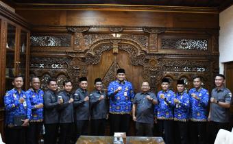 Ketua dan Anggota Bawaslu Jepara beserta Wakil Bupati Jepara beserta jajaran dalam Audiensi Bawaslu Kabupaten Jepara dengan Pemerintah Kabupaten Jepara