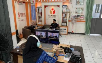 Ali Purnomo, Koordinator Divisi Pencegahan, Humas, dan Parmas Bawaslu Jepara, Nurul Khotimatul K. Staf Pencegahan, Parmas, Humas Bawaslu Jepara dan tim produksi dalam program Bawaslu Menyapa.