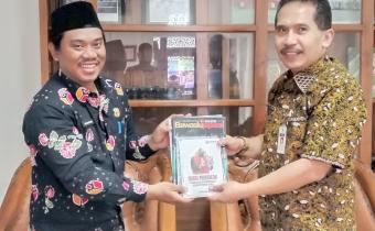 Ketua Bawaslu Jepara Sujiantoko bersama Kepala Dinas Diskarpus Edy Sujatmiko.