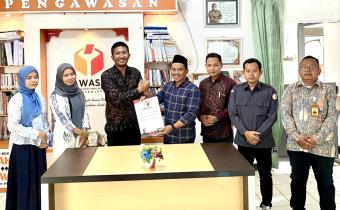 Ketua Bawaslu Jepara Sujiantoko, beserta Anggota Bawaslu Jepara Ali Purnomo, Khoirul Abidin, dan Khomaru Zaman beserta Ketua Perisai Demokrasi Bangsa Hamam Nasiruddin beserta anggota