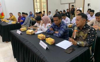 Ali Purnomo Kordiv Pencegahan, Parmas, dan Humas menyampaikan beberapa masukan krusial dalam Rapat Pleno Terbuka Pemutakhiran Data Pemilih Berkelanjutan (PDPB)