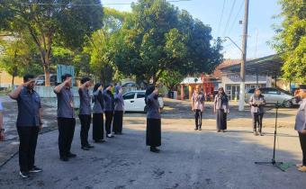 Ketua dan Sekretariat Bawaslu Jepara melaksanakan apel pagi di halaman kantor Bawaslu Jepara