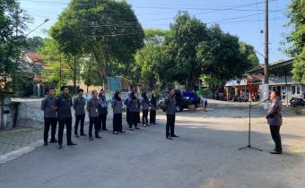 Kordiv Hukum dan penyelesaian Sengketa Bawaslu Jepara Shohibul Habib menjadi Pembina dalam Apel Pagi Bawaslu Jepara bersama sekretariat