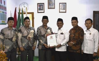 Ketua Bawaslu Jepara Sujiantoko, Anggota Bawaslu Jepara Kordiv Pencegahan, Parmas, Humas Ali Purnomo, Kordiv SDMO, dan Diklat Khoirul Abidin bersama Kepala MA Mathalibul Huda Mlonggo Kaloka beserta jajarannya.