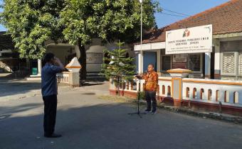 Koordinator Divisi Penanganan Pelanggaran dan Data Informasi Khomaru Zaman menjadi Pembina dalam Apel Pagi Ritin Hari Senin