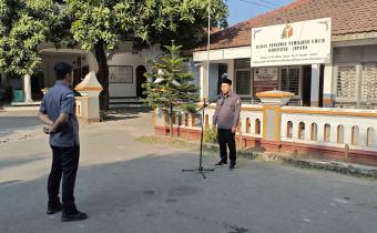 Anggota Bawaslu Jepara, Ali Purnomo sebagai pembina apel Bawaslu Jepara melaksanakan apel pagi rutin di halaman kantor pada Senin, 28 Juli 2025