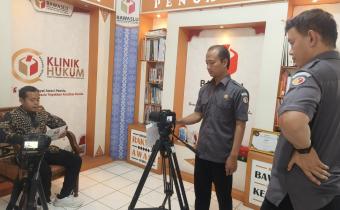 Program Klinik Hukum Bawaslu Jepara dengan pemantik Kordiv SDMO dan Diklat Khoirul Abidin, Kameramen dan editor staf Bawaslu Jepara Zain Musthofa Kamal, dan PIC kegiatan Staf Bawaslu Jepara Misbakhus Sholikin