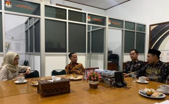 Bawaslu Jepara melakukan koordinasi ke kantor KPU Jepara dalam rangka menyampaikan imbauan berkaitan dengan PDPB oleh Anggota Bawaslu Jepara Ali Purnomo beserta staf Bawaslu Jepara Nurul Khotimatul K dan Ahmad Andredy K.