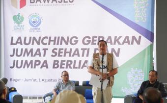 Anggota Bawaslu Herwyn JH Malonda saat memberikan sambutannya saat peluncuran Gerakan Jumat Sehati dan Jumpa Berlian di Kantor Bawaslu Kabupaten Bogor, Jumat (1/8/2025)/Foto: Publikasi dan Pemberitaan Bawaslu