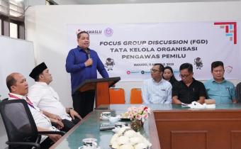Anggota Bawaslu Herwyn JH Malonda saat membuka Focus Group Discussion (FGD) Tata Kelola Organisasi Pengawas Pemilu, di Universitas Sam Ratulangi, Manado, Sulawesi Utara, Senin, (11/8/2025).