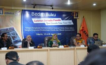 Anggota Bawaslu Lolly Suhenty saat menyampaikan pendapatnya dalam bedah buku Catatan Jurnalis Pemilu: Sejarah Keserentakan Pertama Terbesar di Dunia' di Media Center Bawaslu, Jakarta, Kamis (14/08/2025)/Foto: Publikasi dan Pemberitaan Bawaslu