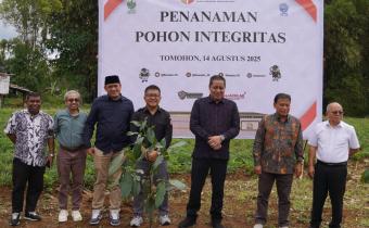 Anggota Bawaslu Herwyn JH Malonda bersama jajaran Bawaslu Sulut saat akan menanam pohon manggis di Tomohon, Kamis (14/8/2025)/Foto: Publikasi dan Pemberitaan Bawaslu