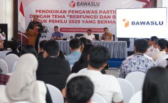 Anggota Bawaslu Herwyn JH Malonda membuka kegiatan Pendidikan Pengawasan Partisipatif (P2P) bertema 'Berfungsi dan Bergerak untuk Pemilu 2029 yang Bermartabat' di Tomohon, Sulawesi Utara, Rabu (13/8/2025)/Foto: Publikasi dan Pemberitaan Bawaslu