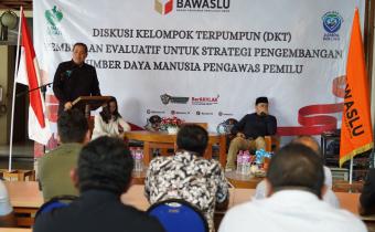 Anggota Bawaslu Herwyn JH Malonda saat membuka kegiatan Diskusi Kelompok Terpumpun (FGD) Pembinaan Evaluasi Untuk Strategi Pengembangan SDM Pengawas Pemilu, Kamis (14/8/2025).