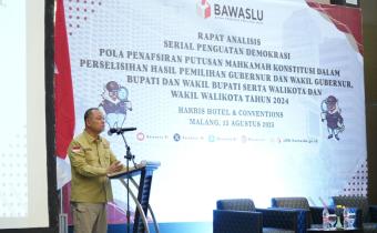 Anggota Bawaslu Totok Hariyono saat membuka Kegiatan Rapat Analisis Hukum Pola Penafsiran Putusan Mahkamah Konstitusi dalam Perselisihan Hasil Pemilihan Gubernur dan Wakil Gubernur, Bupati dan Wakil Bupati serta Walikota dan Wakil Walikota Tahun 2024. Jumat (15/08/2025).