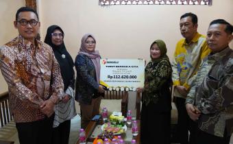 Anggota Bawaslu Lolly Suhenty menyerahkan dana kerahiman kepada pihak keluarga pengawas pemilu di kediaman Alm. Sriyadi, Demak, Jawa Tengah pada Kamis (21/8/2025)/Foto: Publikasi dan Pemberitaan Bawaslu