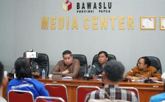 Anggota Bawaslu Herwyn JH Malonda dalam Konferensi Pers di Kantor Bawaslu Provinsi Papua, Senin (4/8/2025)/Foto: Publikasi dan Pemberitaan Bawaslu