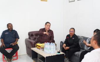 Anggota Bawaslu Herwyn JH Malonda saat supervisi kesiapan PSU pasca putusan MK di Bawaslu Kota Jayapura dan Bawaslu Kabupaten Keerom, Selasa (5/8/2024)/Foto: Publikasi dan Pemberitaan Bawaslu RI