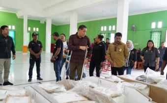 Anggota Bawaslu Herwyn JH Malonda saat memantau kesiapan distribusi logistik di Distrik Arso Barat, Selasa (5/8/2025)/Foto: Publikasi dan Pemberitaan Bawaslu