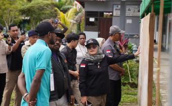 Anggota Bawaslu, Lolly Suhenty bersama jajaran saat mengawasi TPS 07 di Kampung Sokanggo, Distrik Mandobo, Boven Digoel, Papua Selatan, Rabu (6/8/2025)/Foto: Publikasi dan Pemberitaan Bawaslu
