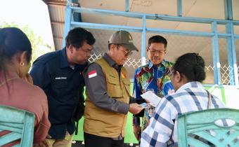 Anggota Bawaslu Puadi saat melakukan pengawasan PSU di sejumlah wilayah salah satunya di TPS 02 Desa Nendali, Distrik Sentani Timur, Papua pada Rabu (6/8/2025)/Foto: Publikasi dan Pemberitaan Bawaslu