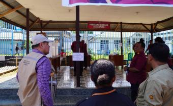 Anggota Bawaslu Herwyn JH Malonda saat mengawasi PSU di TPS Khusus 901 Lapas Narkotika Kampung Adat Bambar, Distrik Waibu, Kabupaten Jayapura, Papua, Rabu (6/8/2025)/Foto: Publikasi dan Pemberitaan Bawaslu