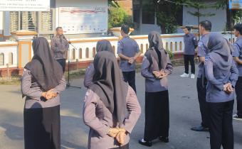 Bawaslu Jepara menggelar apel pagi rutin di awal pekan pada Hari Senin, sebagai Pembina Apel Anggota Bawaslu Jepara Shohibul Habib