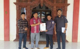 Ketua Bawaslu Jepara Sujiantoko, Kordiv Pencegahan, Parmas, Humas Ali Purnomo, Staf Bawaslu Jepara beserta Kepala Desa Kawak dalam Penandatangan PKS dan MoU Desa Pengawasan