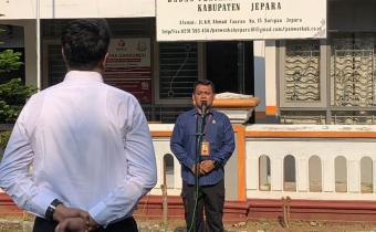 Bawaslu Jepara kembali melaksanakan apel rutin hari Senin sebagai wujud penegakan disiplin diikuti oleh seluruh jajaran sekretariat dan dipimpin langsung oleh Anggota Bawaslu Jepara, Shohibul Habib, sebagai Pembina Apel