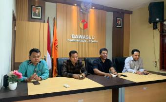 Ketua Bawaslu Jepara Sujiantoko bersama Anggota (Shohibul Habib, Khoirul Abidin, dan Ali Purnomo) dalam Rapat Koordinasi Internal bersama staf skretariat Bawaslu Jepara
