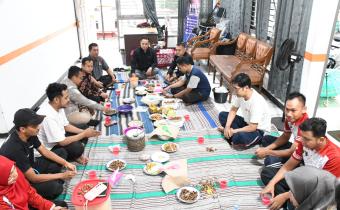 Pimpinan dan sekretariat Bawaslu Jepara dalam acara syukuran peringatan Hari Ulang Tahun Bawaslu Kabupaten/Kota yang ke-7 di Kantor Bawaslu Jepara